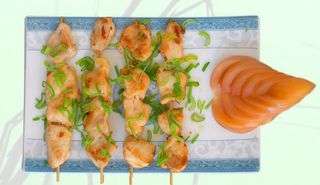 48. Pincho De Pollo Con Salsa Cacahuete