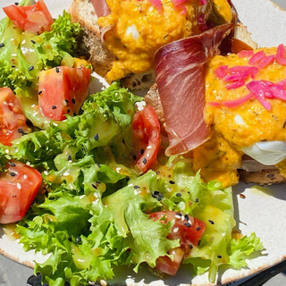 Яйця пашот з салатом та хамоном