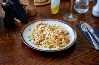 Spaghete cu creveți și migdale