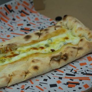 Pan de ajo con mozzarella y jamón serrano