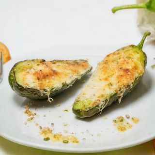 Пълнено авокадо с мус от сирене, песто и ядки