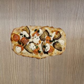 14-Pinsa Mozzarella, melanzane, salame piccante, stracchino, prezzemolo