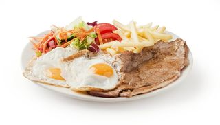 Bistec, con huevo frito, patatas y ensalada