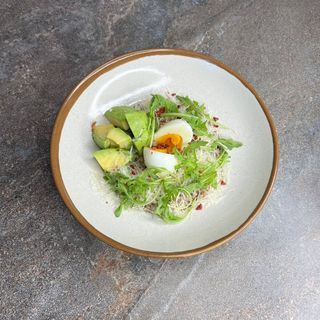 Зелена гречка з песто, авокадо та яйцем