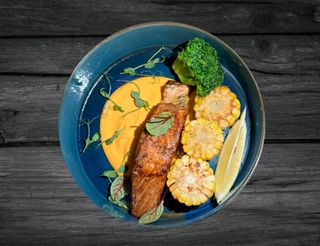 Лосось з броколі та кукурудзою