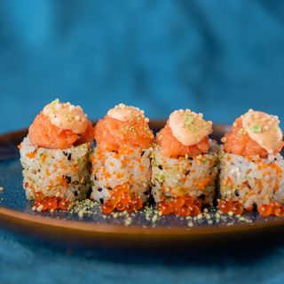Uramaki salmon spicy