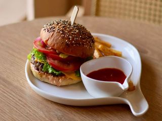 Бургер с говяжьей котлетой