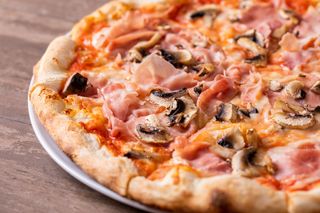 Pizza prosciutto e funghi