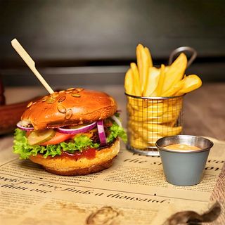 Burger vegan și cartofi prăjiți / wedges