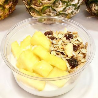 Yogur artesano griego con fruta y muesly