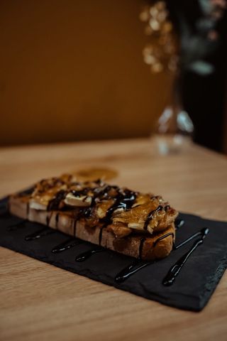 Tosta De Solomillo Con Cebolla Caramelizada Y Queso De Cabra