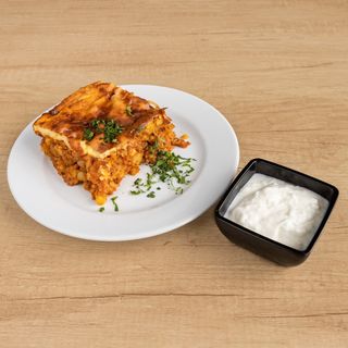 Класическа мусака гарнирана с кисело мляко