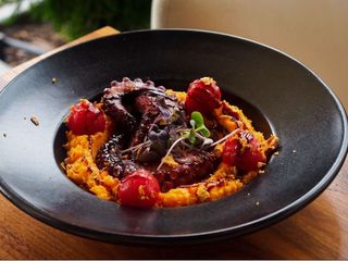 Щупальці восьминога на пюре з батату (400g)