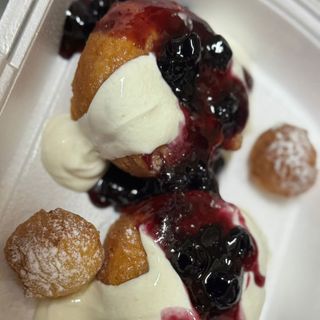  Papanași cu brânza și afine