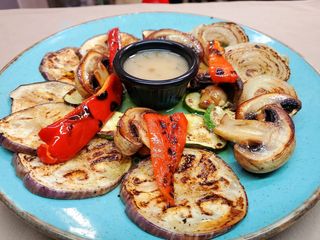 Гриловани зеленчуци на плоча