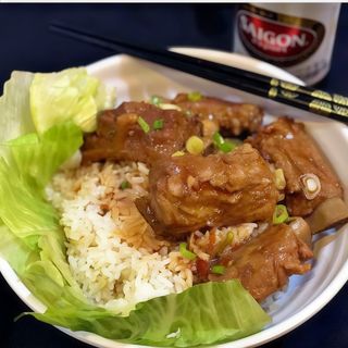 Costillas De Cerdo Con Salsa Especial Y Arroz