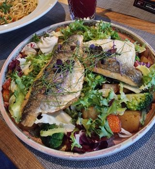 File seabass cu legume în unt