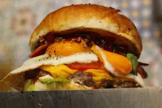 Burger z jajkiem