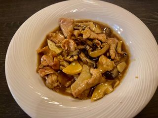 38 Maiale con bambù e funghi