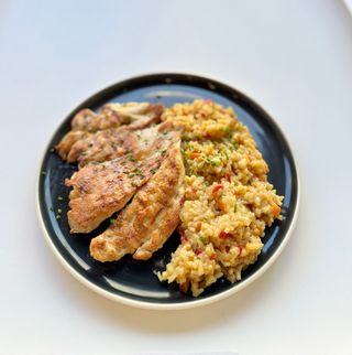 Piept de pui la grill cu orez cu legume si muraturi