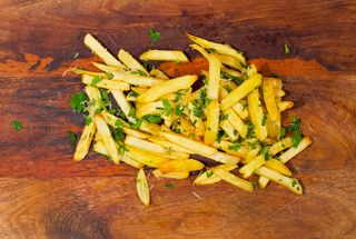 Cartofi Prăjiți Pai Cu Parmezan, Usturoi Și Pătrunjel 