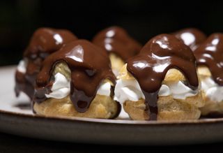Profiteroles con nata (4 uds.)