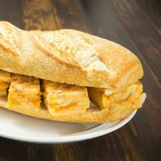 Bocadillo de tortilla francesa, jamón ibérico y tomate