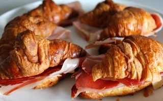 Mini Croissant De Jamón Ibérico Y Atún (12 Uds.)