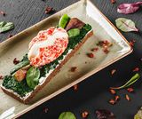 Bruschetta cu oua posate, spanac, somon si branza Philadelphia