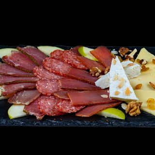 Сет български колбаси и сирена (300гр)