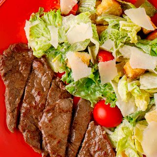 «Цезарь» с говяжьим филе/ Caesar cu mușchiuleț de vită