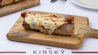 პარიზული ჰოთ დოგი ბაგეტში