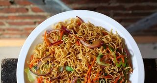 Tallarines Salteado Con Pato Y Verduras