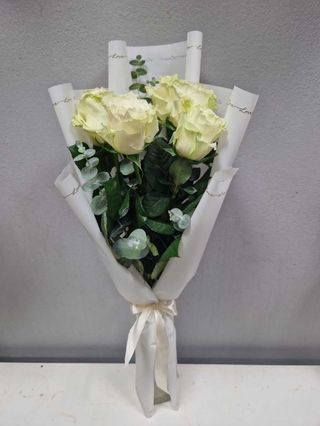 Buket 3 bijele ruže sa dekorativnim zelenilom u ukrasnom papiru