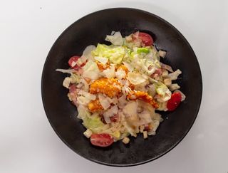 Салата Цезар с хрупкаво пиле (320г)