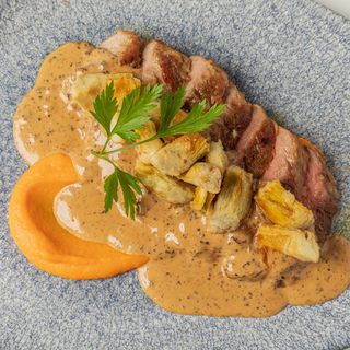 Pluma ibérica a la trufa con alcachofas rebozadas