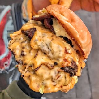 ორმაგი  ბეკონ ბურგერი მეტი ყველით