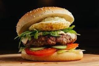 Hamburguer com Brie e Rúcula