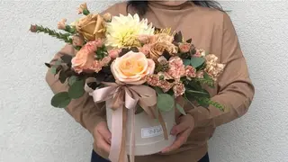 Beżowy Flowerbox, rozmiar L, 13-17 kwiatów mieszanych w beżowym pudełku