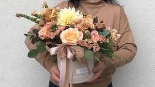 Beżowy Flowerbox, rozmiar L, 13-17 kwiatów mieszanych w beżowym pudełku