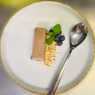 Lingotto al cioccolato su crumble di nocciole