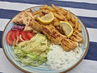 Kalamaki drobiowe (z dodatkową sałatką grecką)