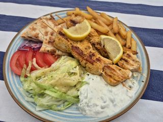 Kalamaki drobiowe (z dodatkową sałatką grecką)