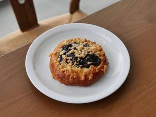 Булка зі смородиною і маком (130g)