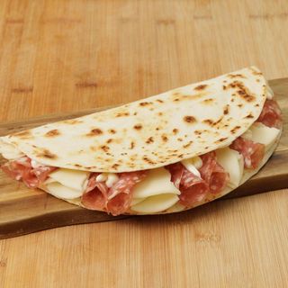 Salame rustico, stracciatella, pomodorini sott’olio, olive taggiasche 