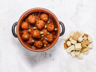Polpette al sugo di pomodoro e piselli