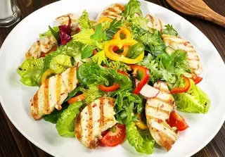Ensalada De Pollo Con Queso