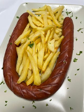 Salchicha De Cerdo Con Papas Y 3 Salsas