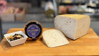 Ser kozi z Kolendrą i Kozieradką ( 200 g )