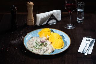 Ciulama de pui cu ciuperci și mămăliguță